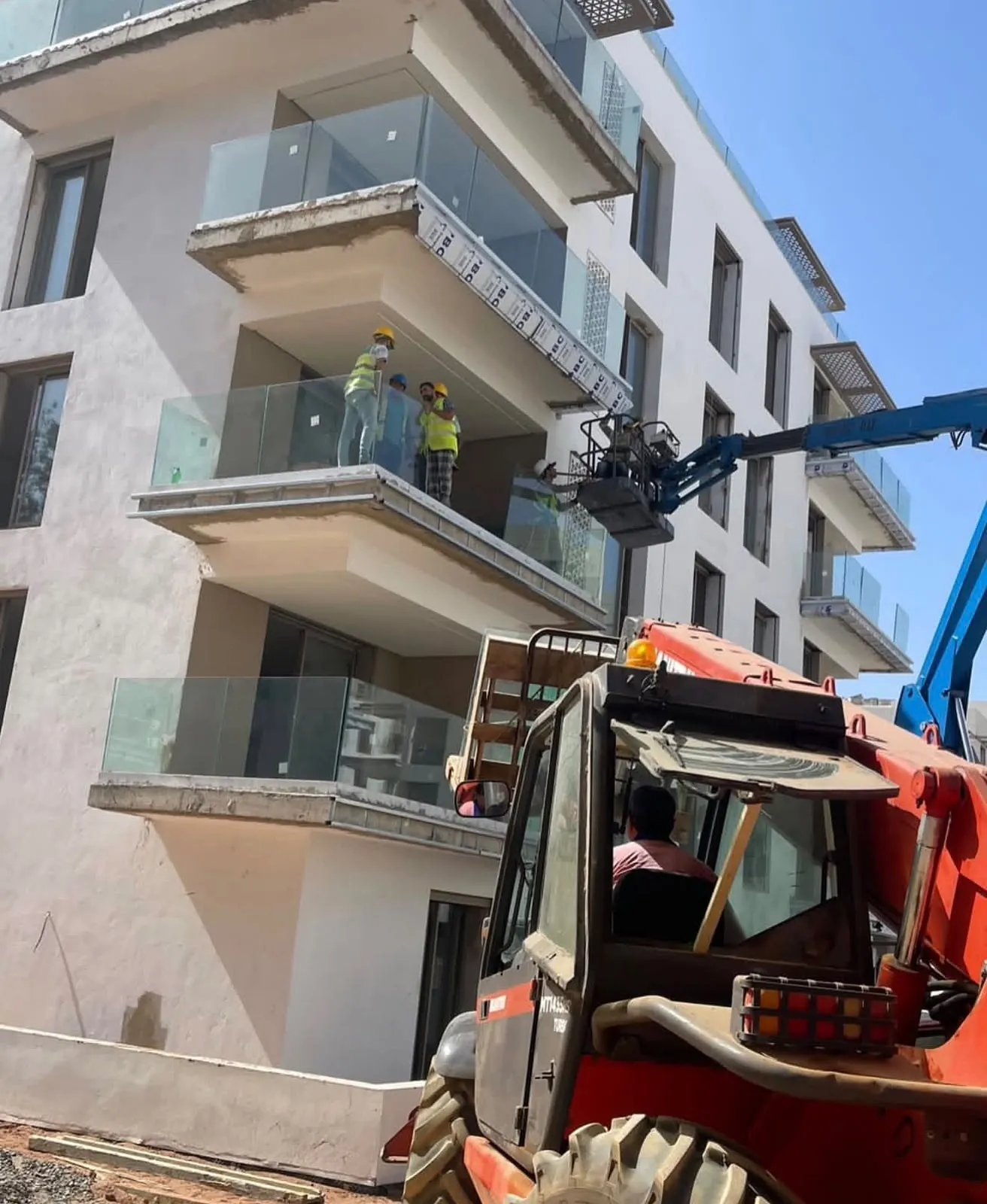 Alignement des garde-corps vitrés sur la façade de la résidence