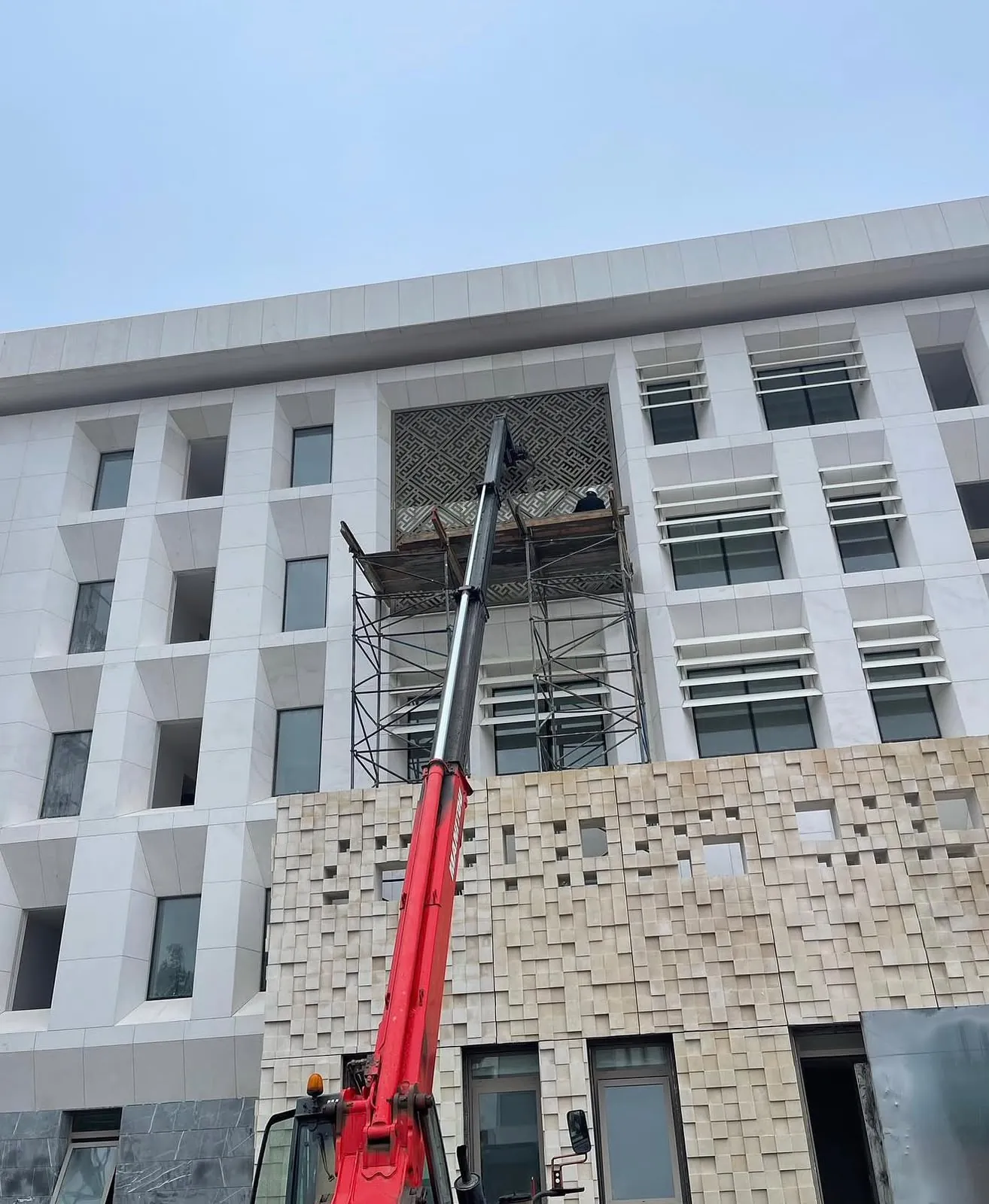Équipe de chantier pendant l’installation du moucharabieh
