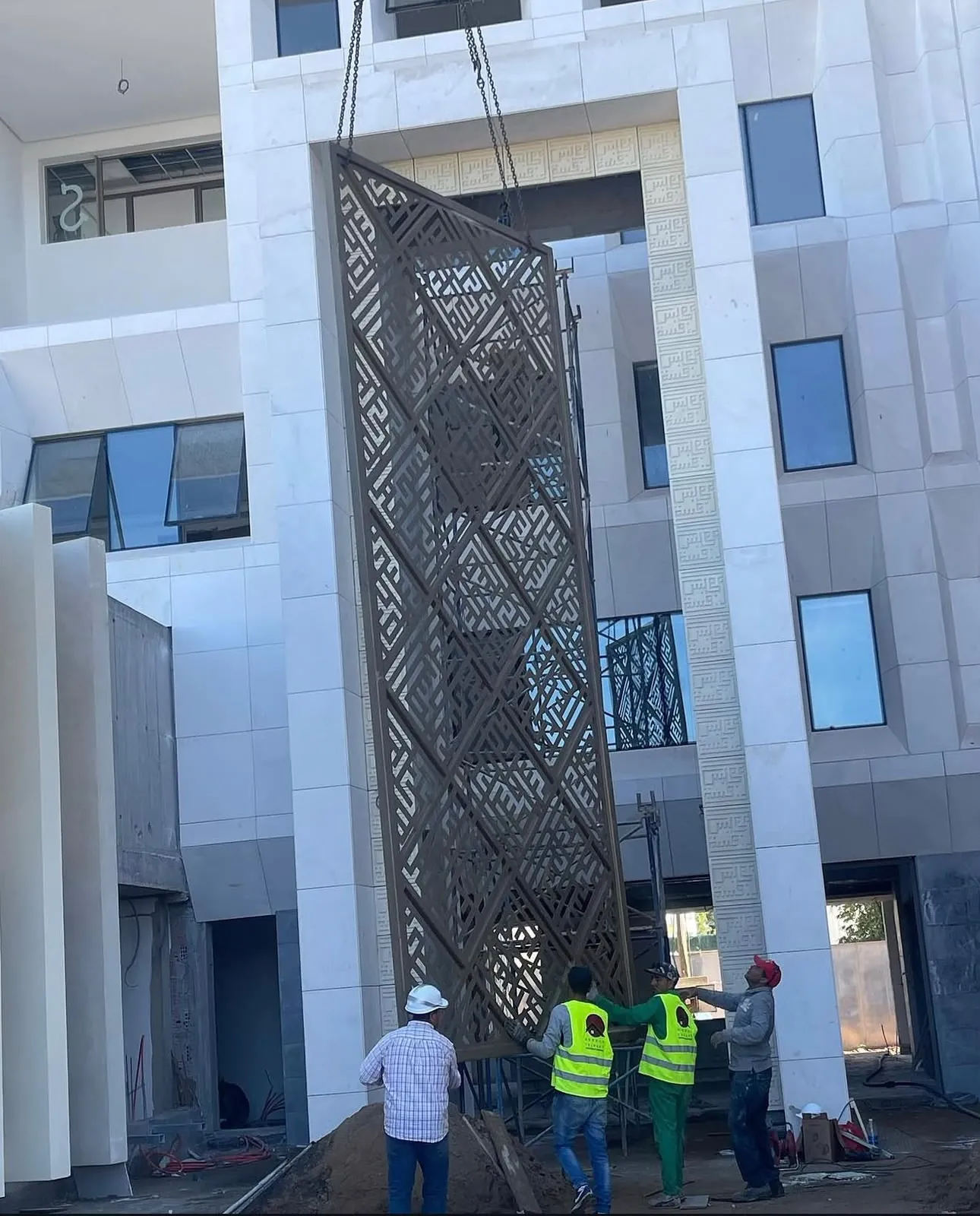 Levage contrôlé du moucharabieh métallique sur chantier au Maroc