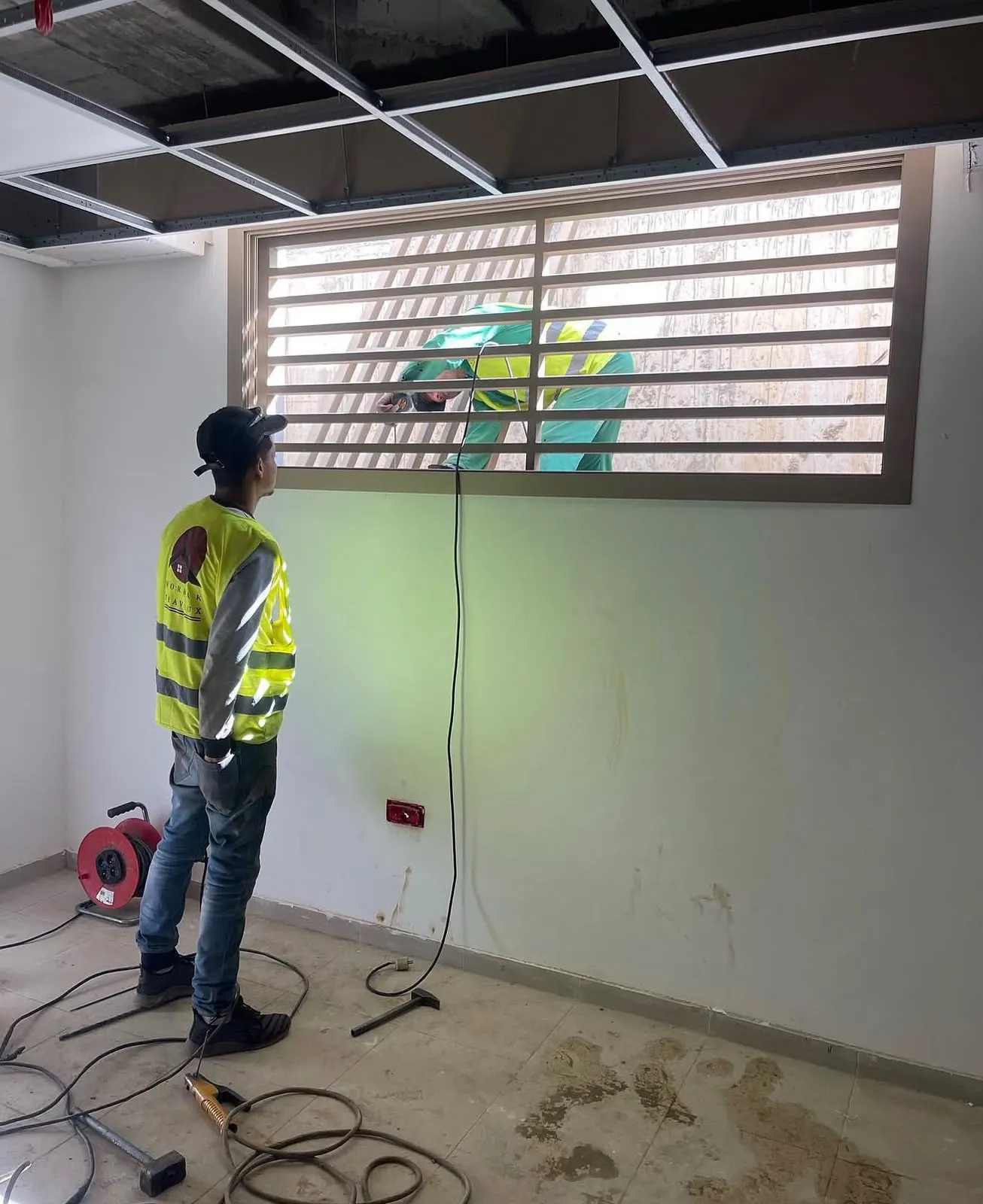 Pose précise d’un brise-soleil dans un aménagement intérieur